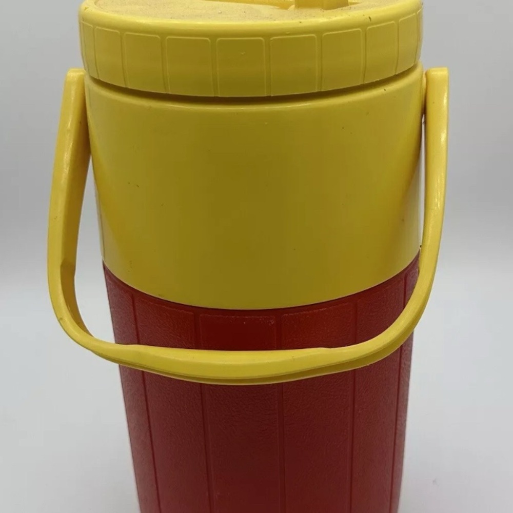 Vintage Coleman 5590 half gallon water jug cooler Slim Jim branded Yellow Red - Picture 3 of 9